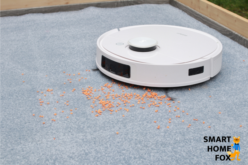 Ecovacs Deebot T9 beim Saugtest von Linsen auf einem Teppich